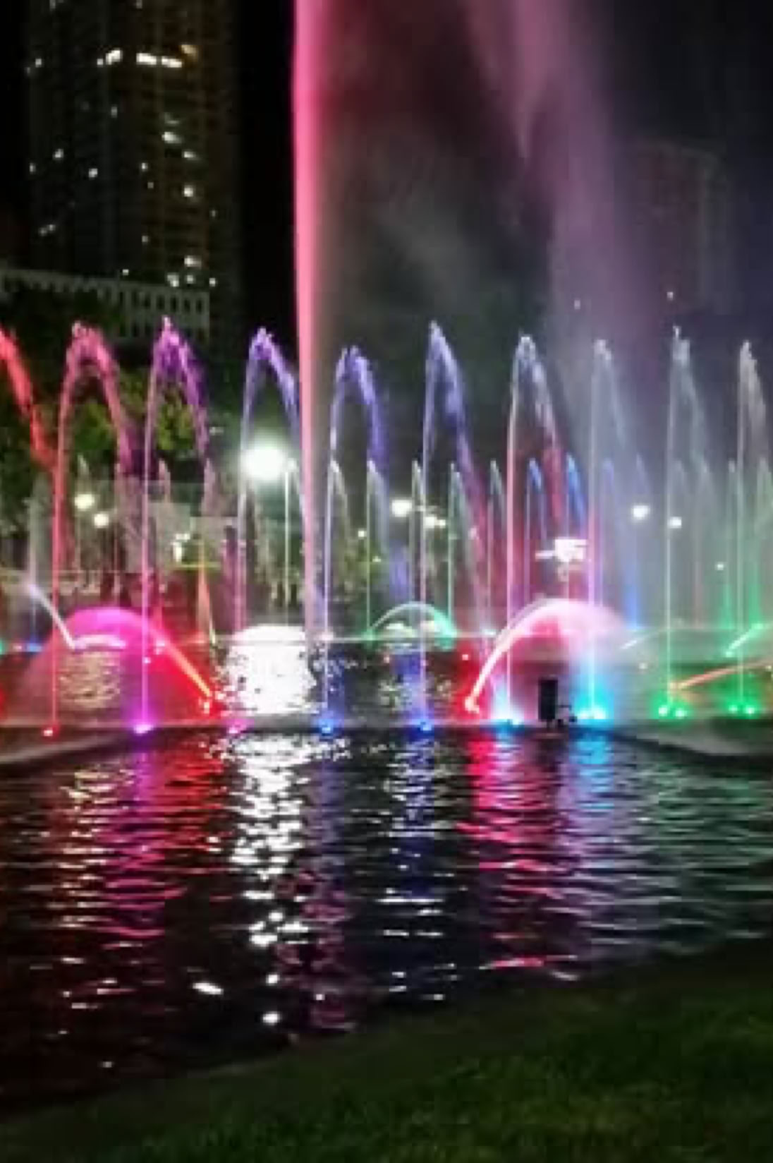 Licht-Farbenspiele am Wasserbrunnen
